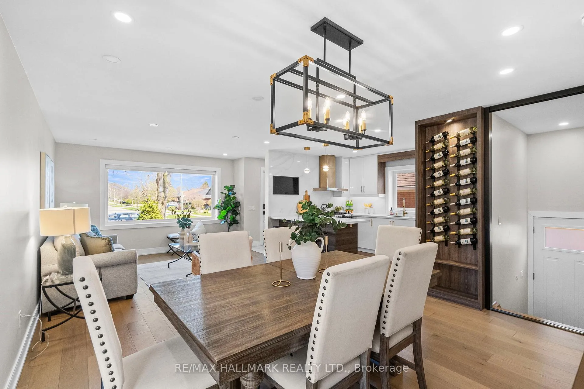 Photo 3 of 136 Lothian Avenue, Etobicoke, Stonegate-Queensway — HOMEH