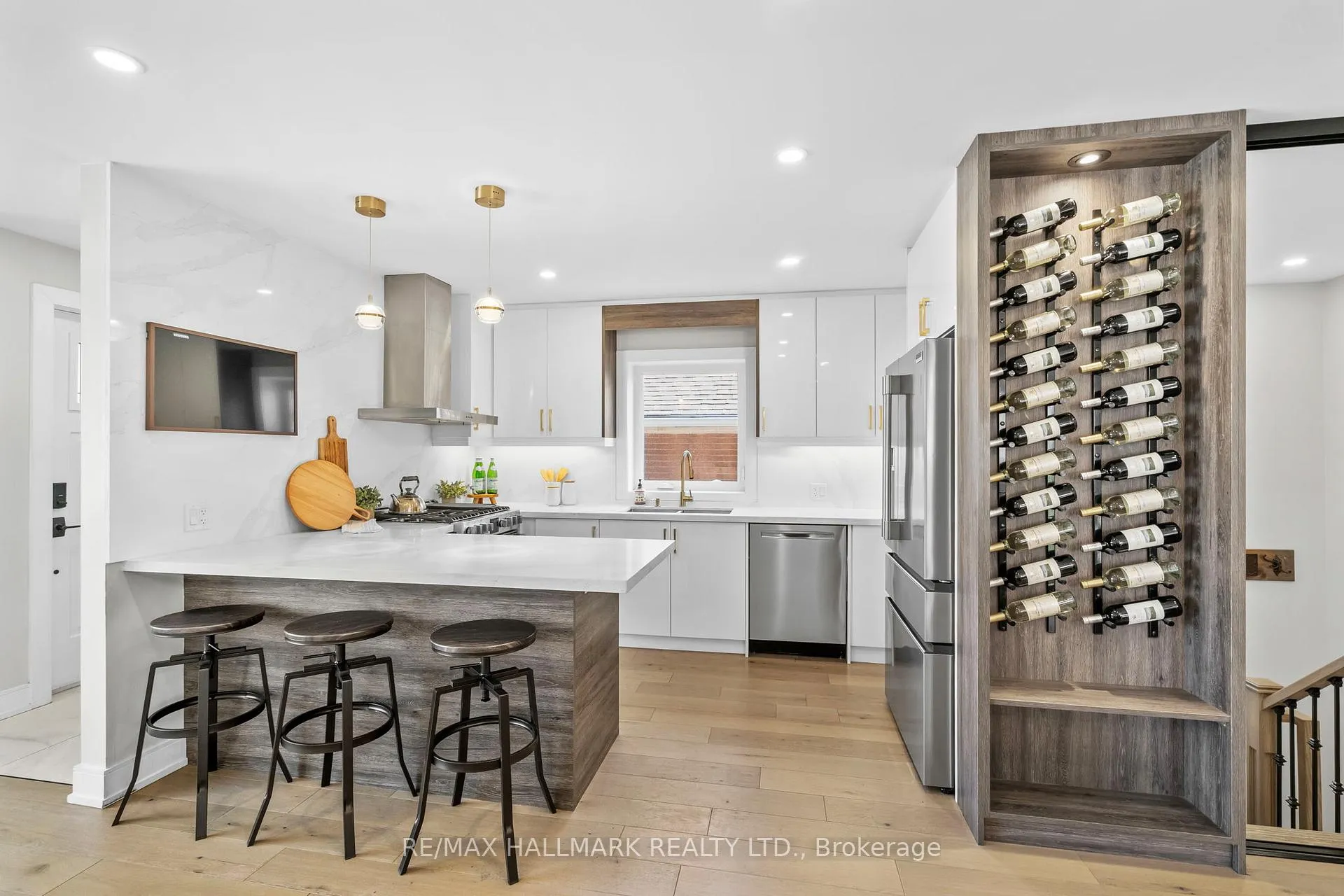 Photo 4 of 136 Lothian Avenue, Etobicoke, Stonegate-Queensway — HOMEH