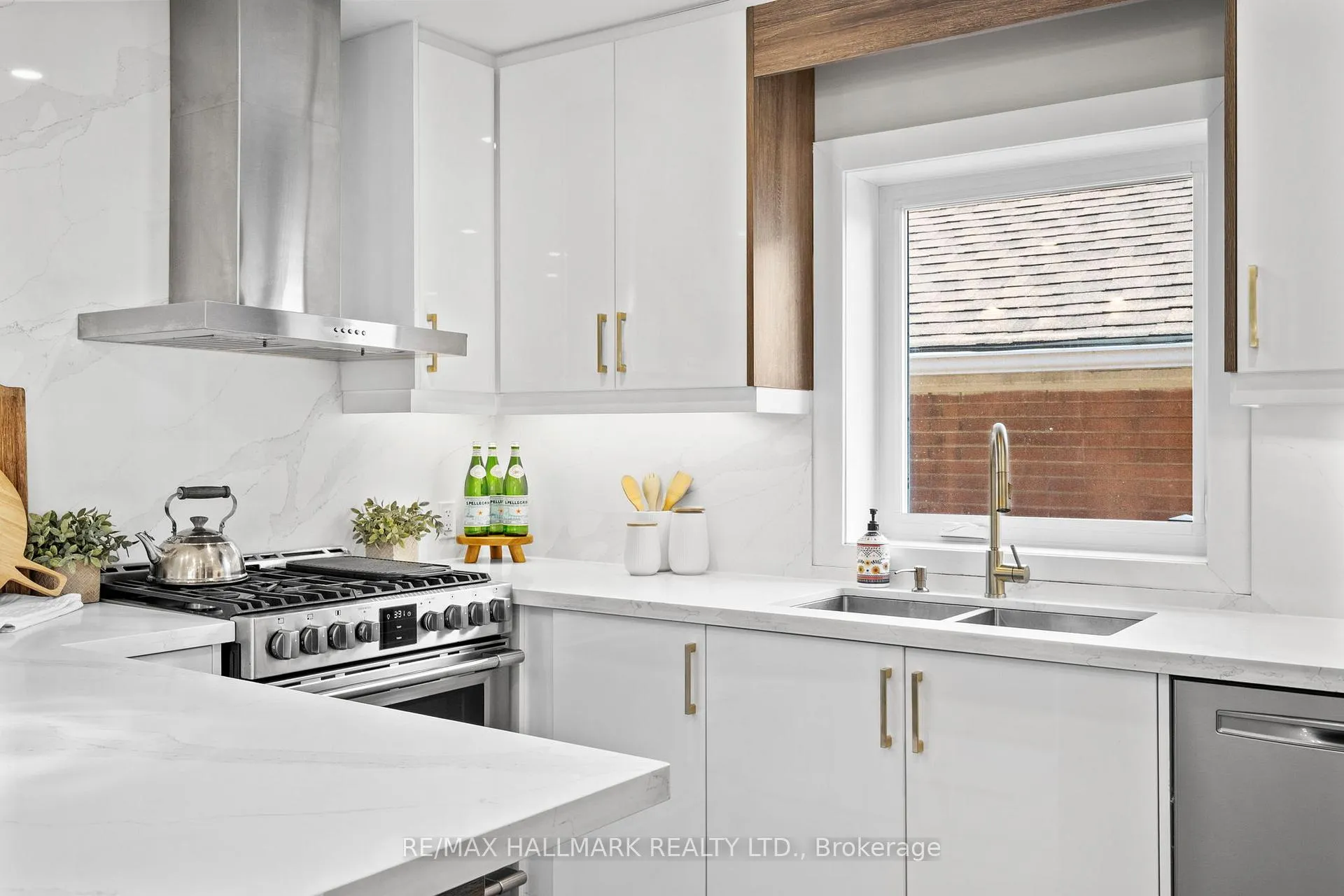 Photo 5 of 136 Lothian Avenue, Etobicoke, Stonegate-Queensway — HOMEH