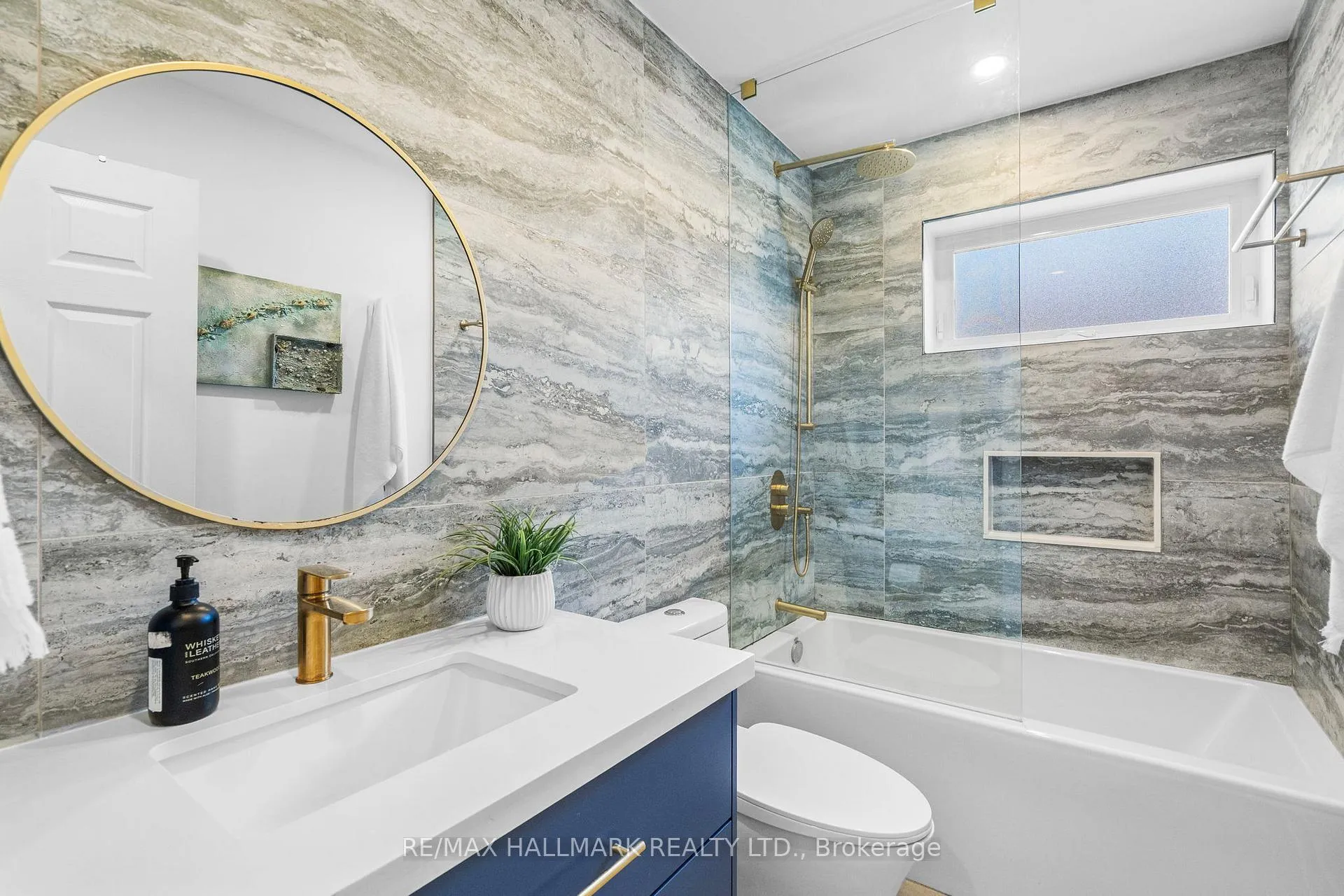 Photo 12 of 136 Lothian Avenue, Etobicoke, Stonegate-Queensway — HOMEH