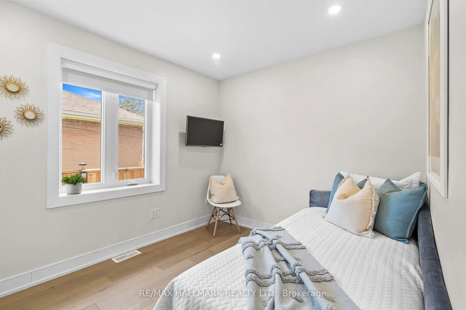 Photo 14 of 136 Lothian Avenue, Etobicoke, Stonegate-Queensway — HOMEH