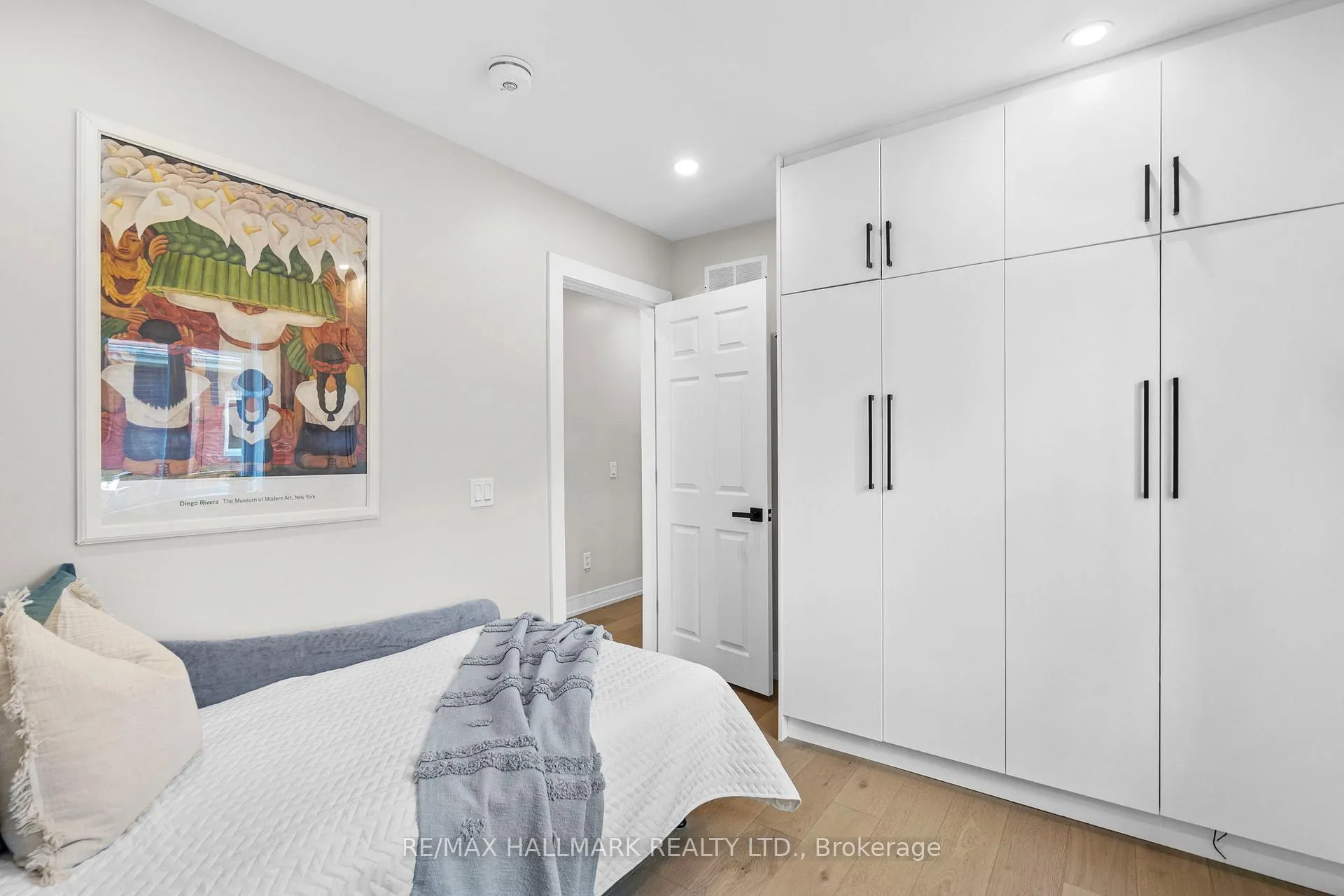Photo 15 of 136 Lothian Avenue, Etobicoke, Stonegate-Queensway — HOMEH