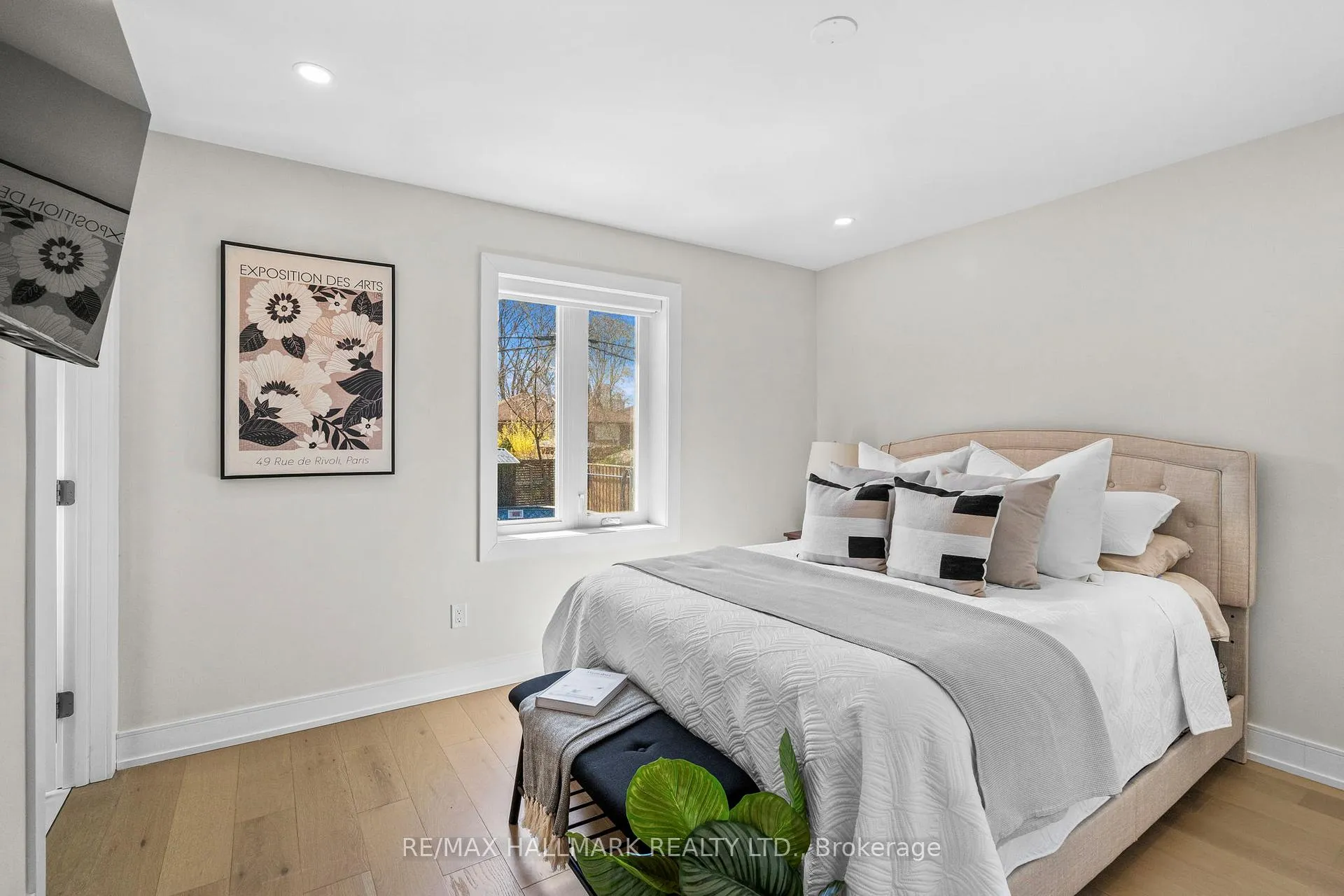 Photo 17 of 136 Lothian Avenue, Etobicoke, Stonegate-Queensway — HOMEH