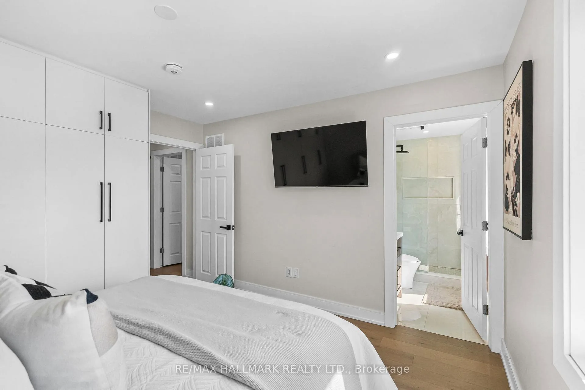 Photo 19 of 136 Lothian Avenue, Etobicoke, Stonegate-Queensway — HOMEH