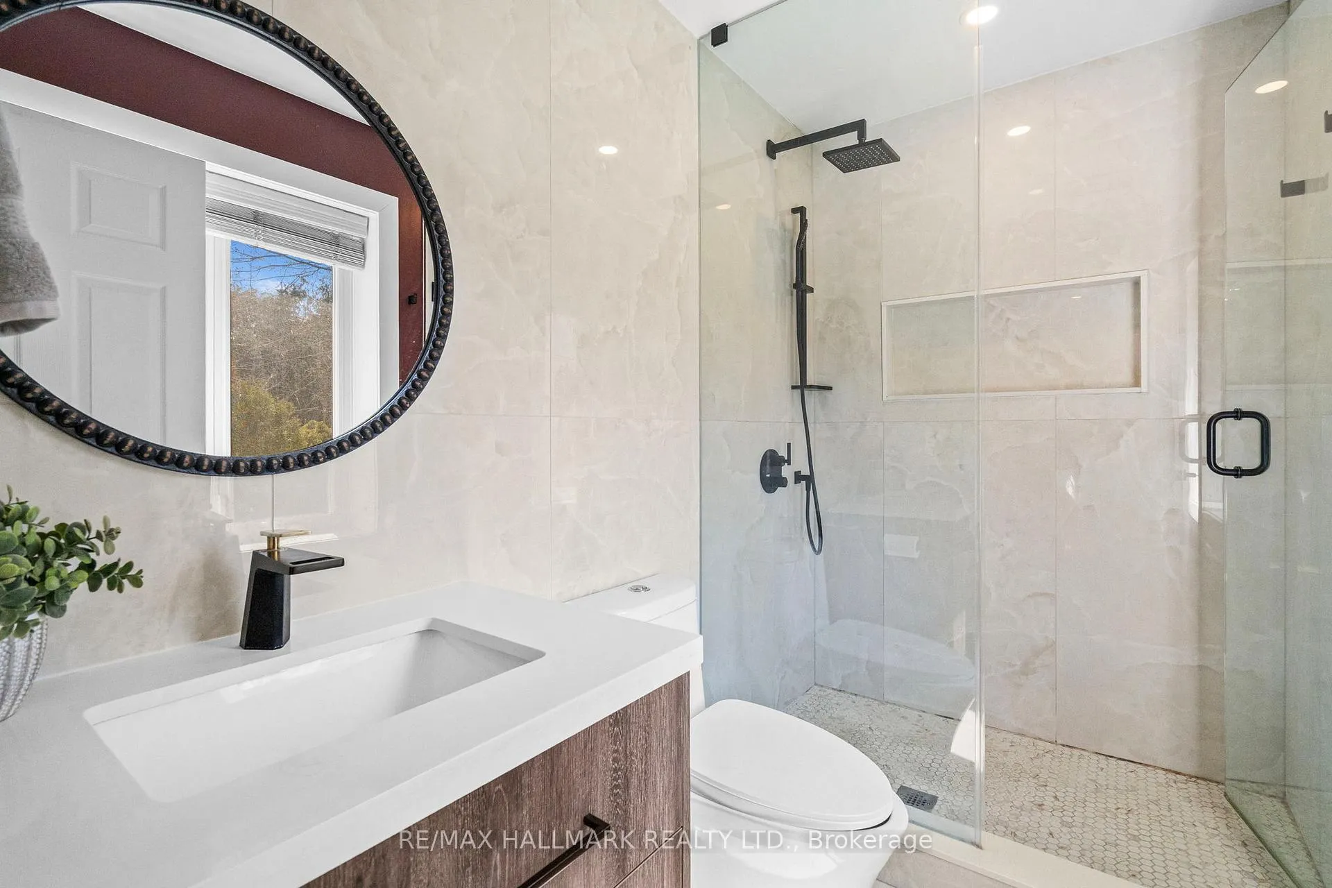 Photo 20 of 136 Lothian Avenue, Etobicoke, Stonegate-Queensway — HOMEH