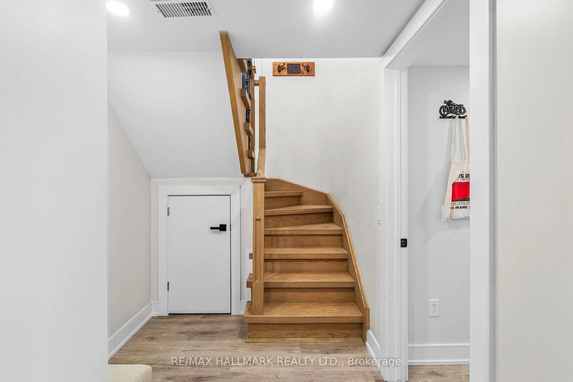 Photo 23 of 136 Lothian Avenue, Etobicoke, Stonegate-Queensway — HOMEH