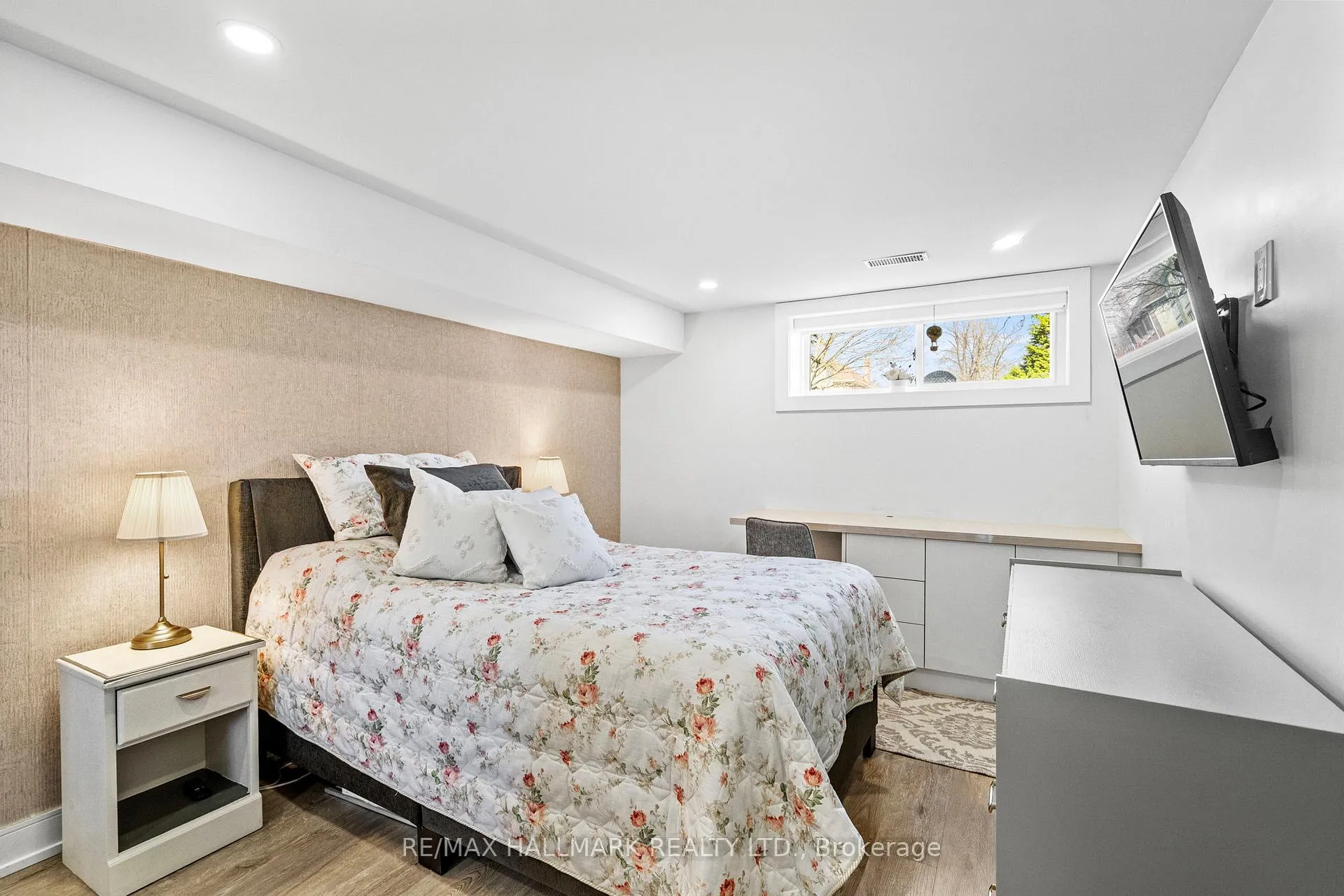 Photo 34 of 136 Lothian Avenue, Etobicoke, Stonegate-Queensway — HOMEH