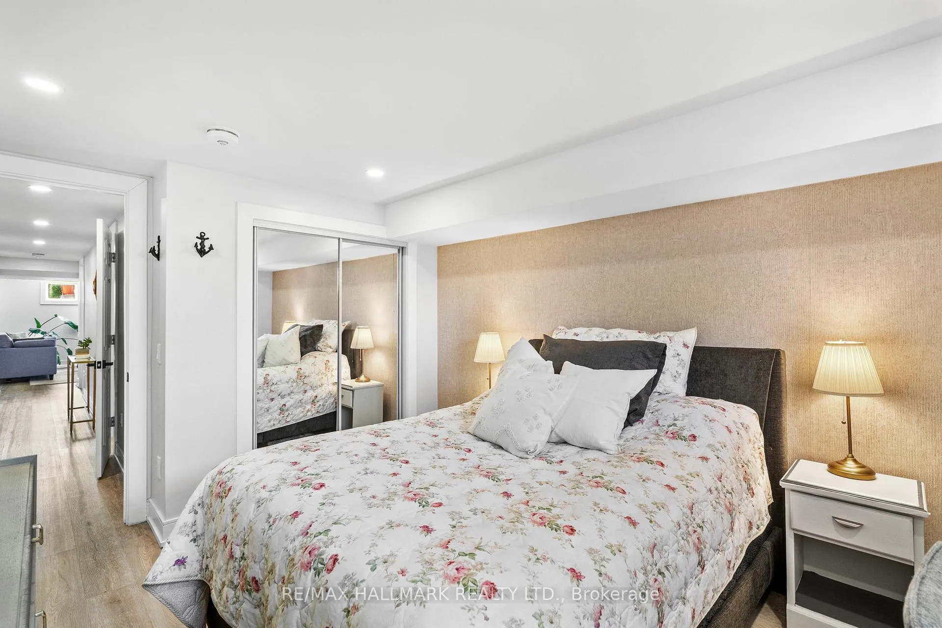 Photo 36 of 136 Lothian Avenue, Etobicoke, Stonegate-Queensway — HOMEH