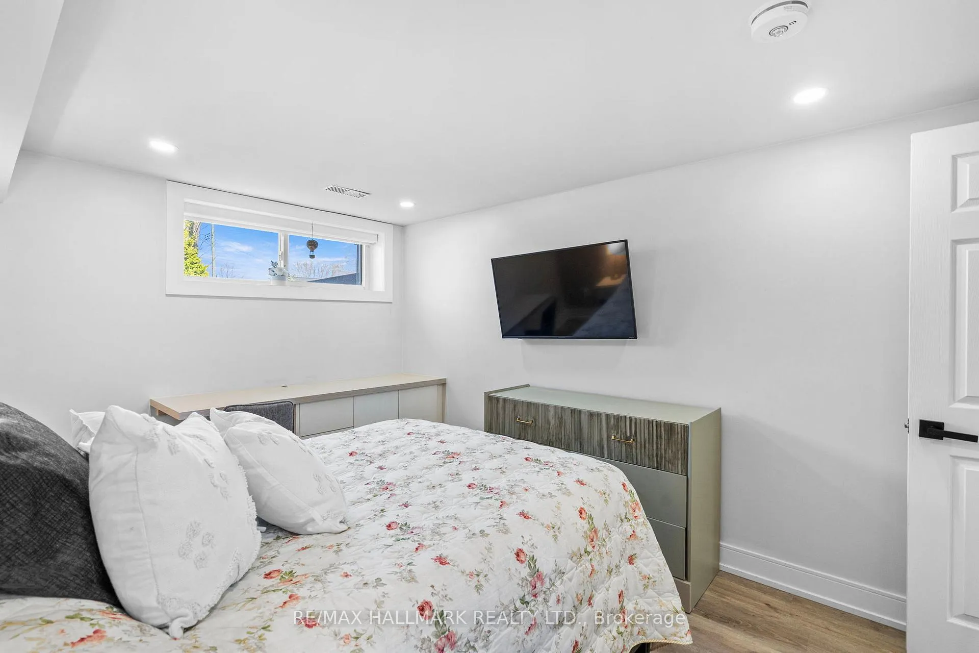 Photo 37 of 136 Lothian Avenue, Etobicoke, Stonegate-Queensway — HOMEH