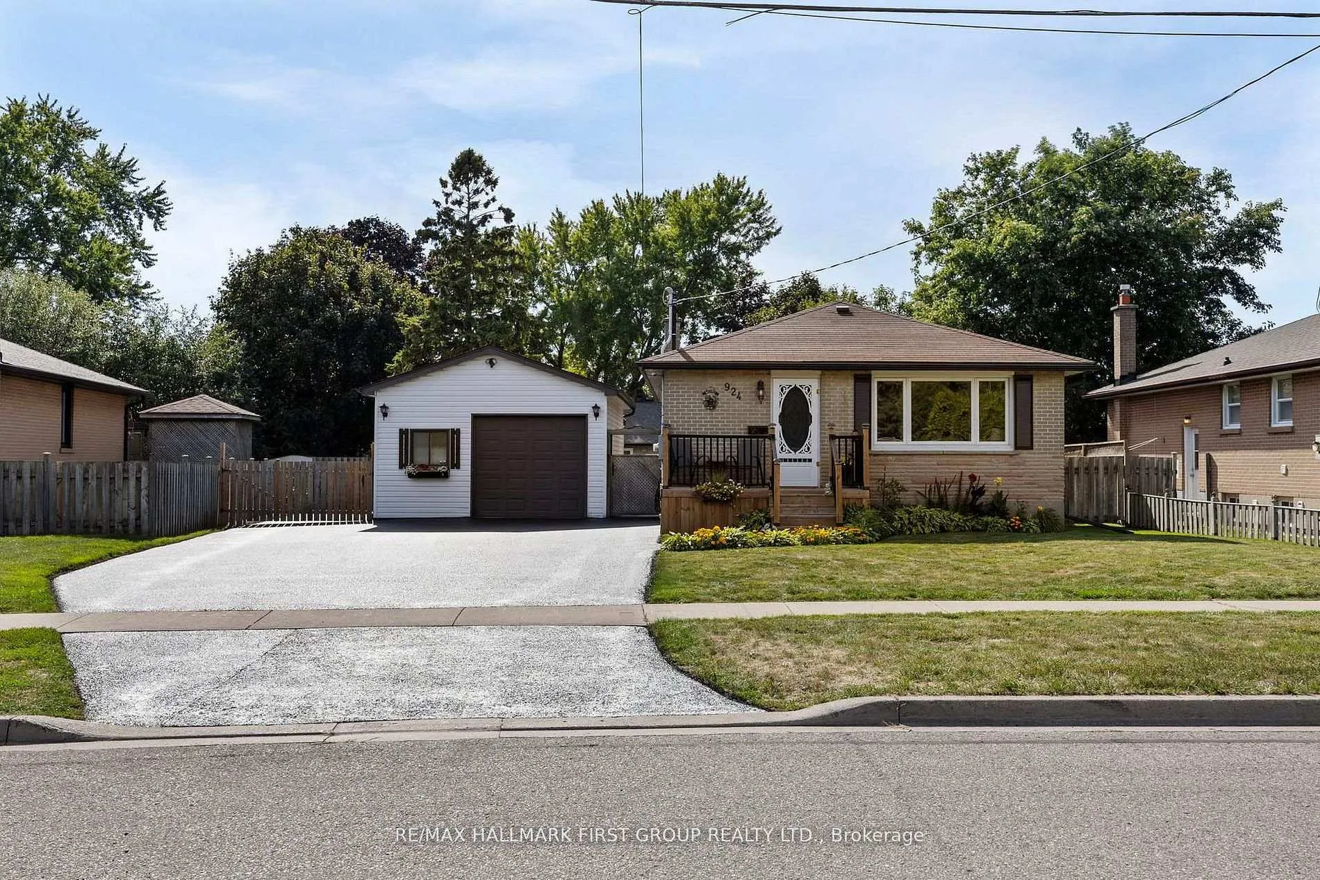 Photo 2 of 924 McCullough Drive, Whitby, Downtown Whitby — HOMEH