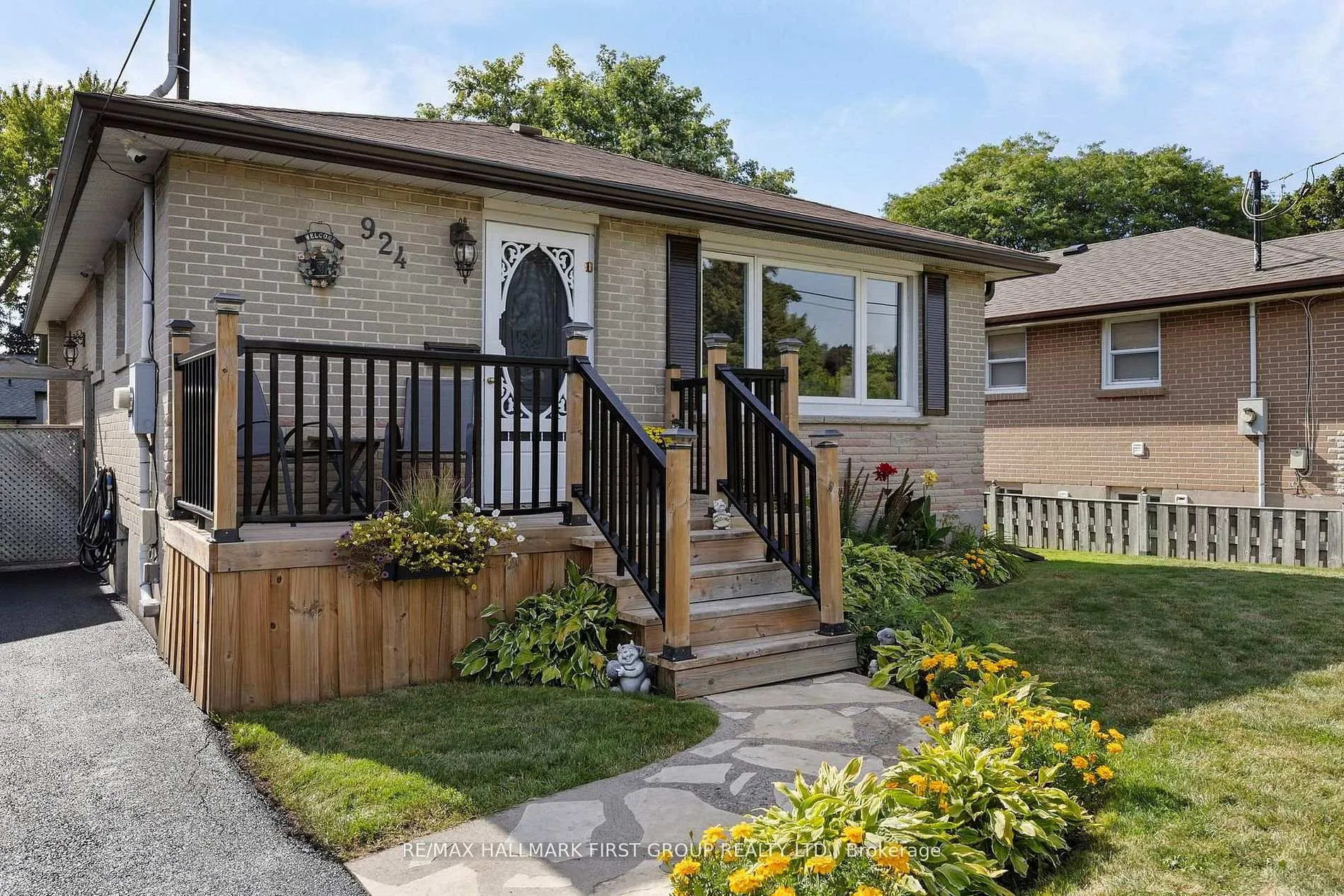 Photo 4 of 924 McCullough Drive, Whitby, Downtown Whitby — HOMEH