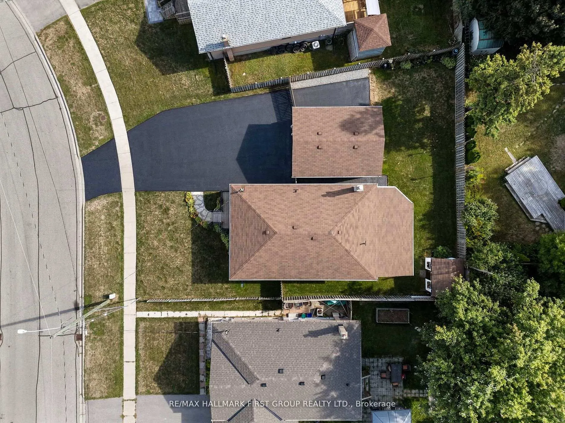 Photo 8 of 924 McCullough Drive, Whitby, Downtown Whitby — HOMEH