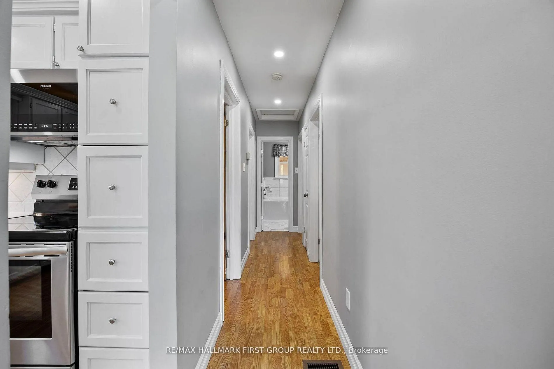 Photo 17 of 924 McCullough Drive, Whitby, Downtown Whitby — HOMEH