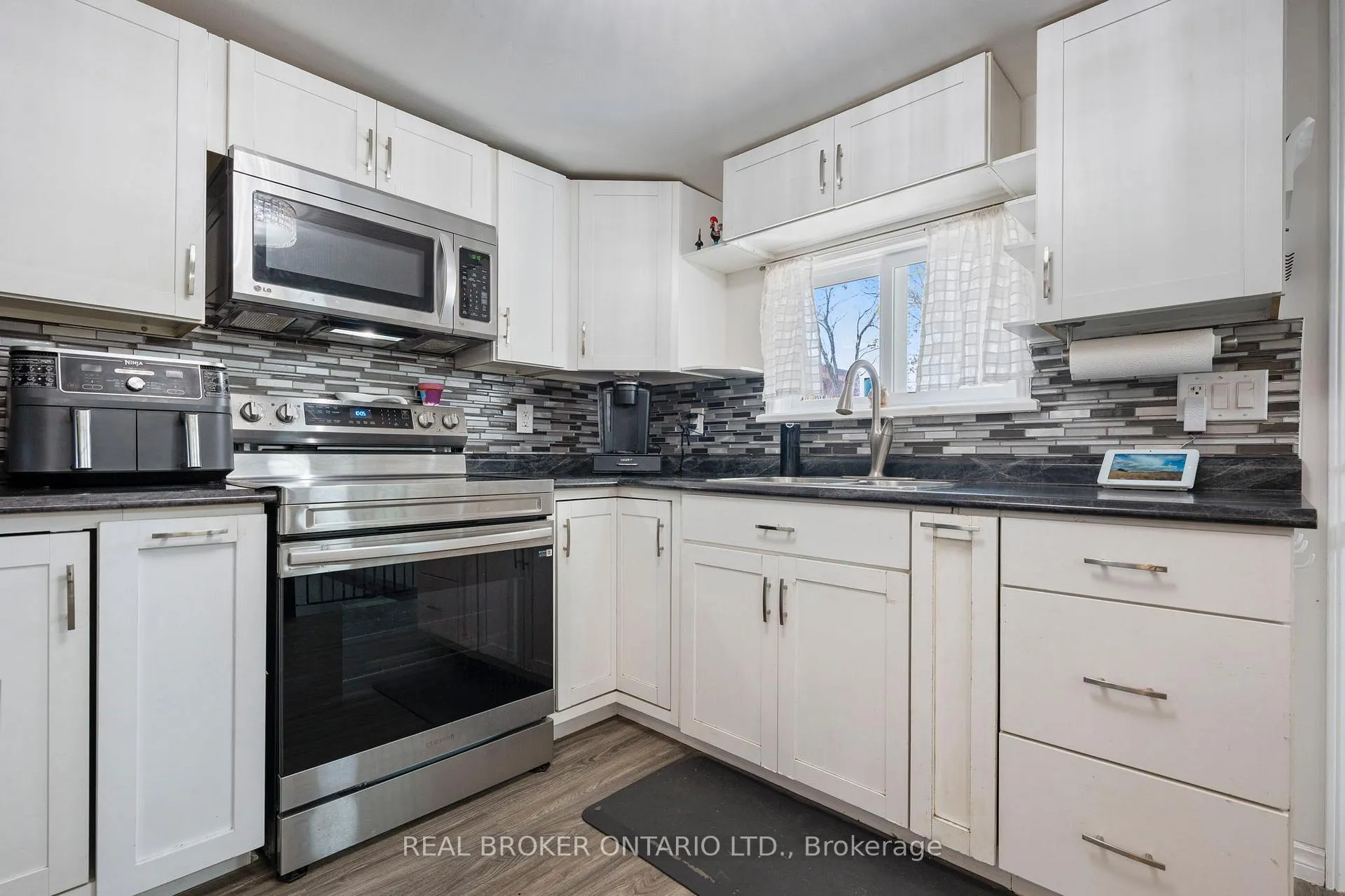 Photo 8 of 75 Dublin Street, Brantford — HOMEH