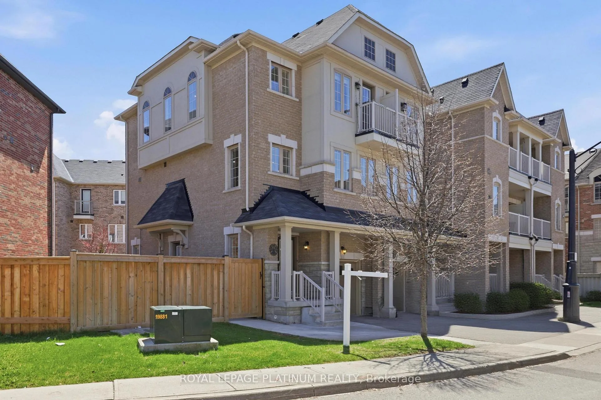 Photo 2 of 9 Rabbit Run Way, Brampton, Heart Lake East — HOMEH