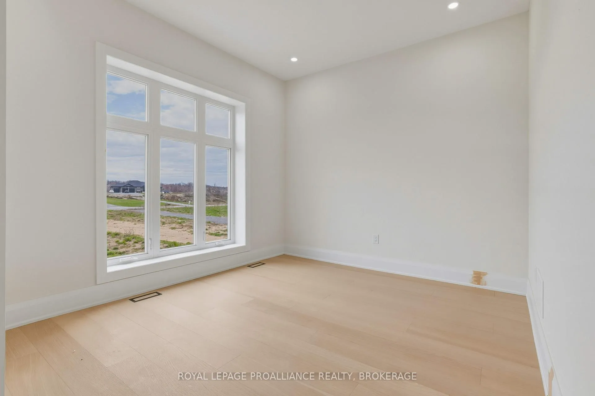 Photo 4 of 138 Hineman Street, Kingston, City North of 401 — HOMEH