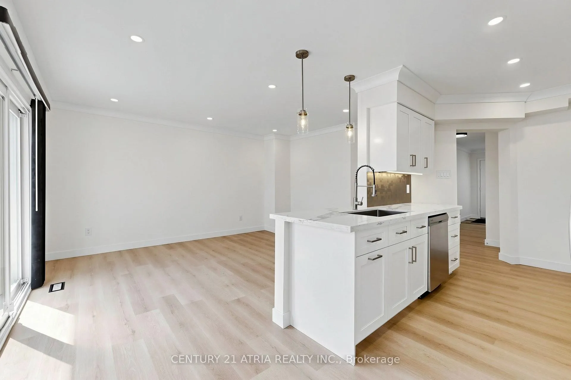 Photo 13 of 7 Anderson Place, Aurora, Aurora Highlands — HOMEH