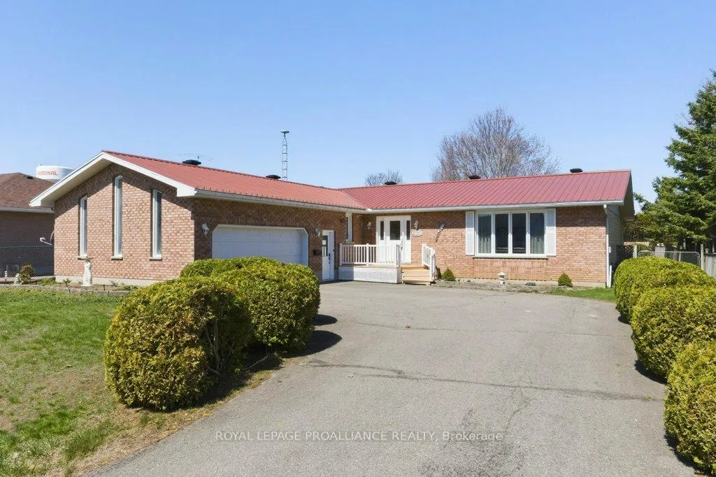 Photo 1 of 5320 Maple Street, Edwardsburgh/Cardinal, Town of Cardinal — HOMEH