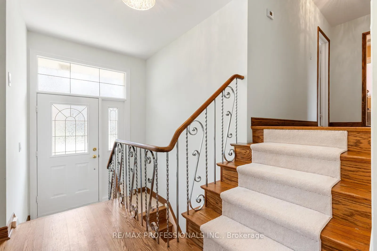 Photo 3 of 162 Lloyd Manor Road, Etobicoke, Princess-Rosethorn — HOMEH