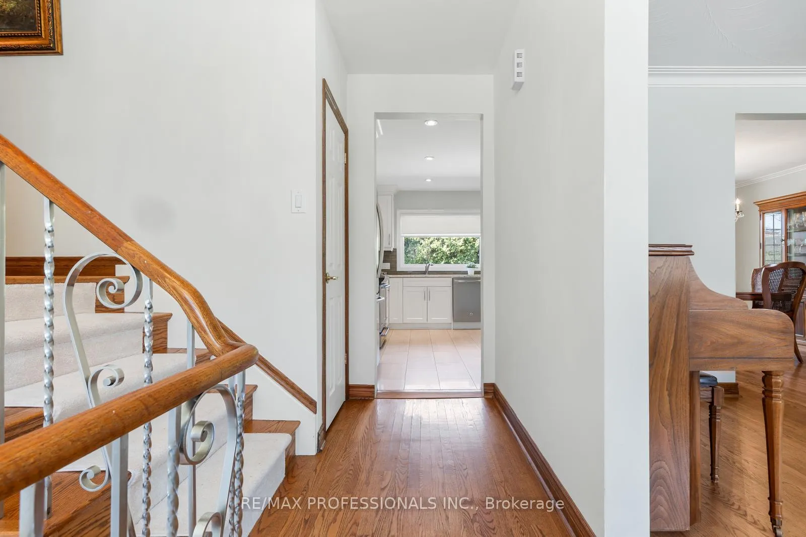 Photo 4 of 162 Lloyd Manor Road, Etobicoke, Princess-Rosethorn — HOMEH
