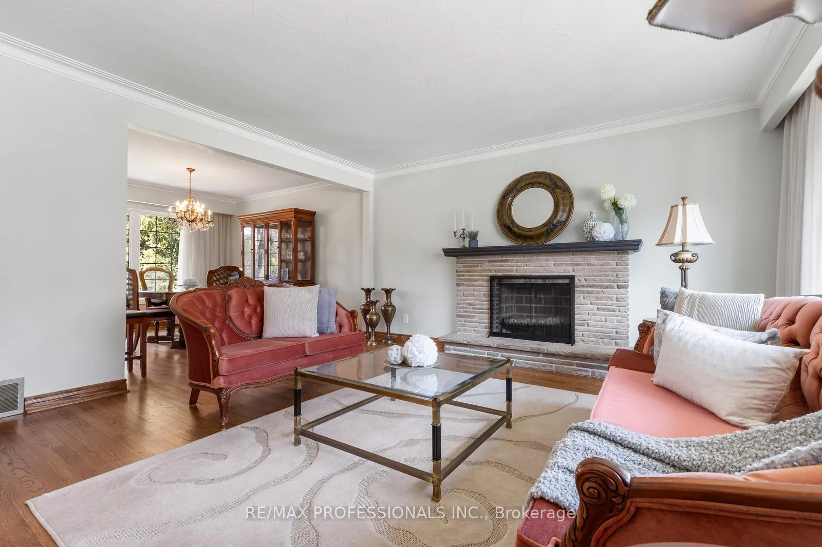 Photo 7 of 162 Lloyd Manor Road, Etobicoke, Princess-Rosethorn — HOMEH