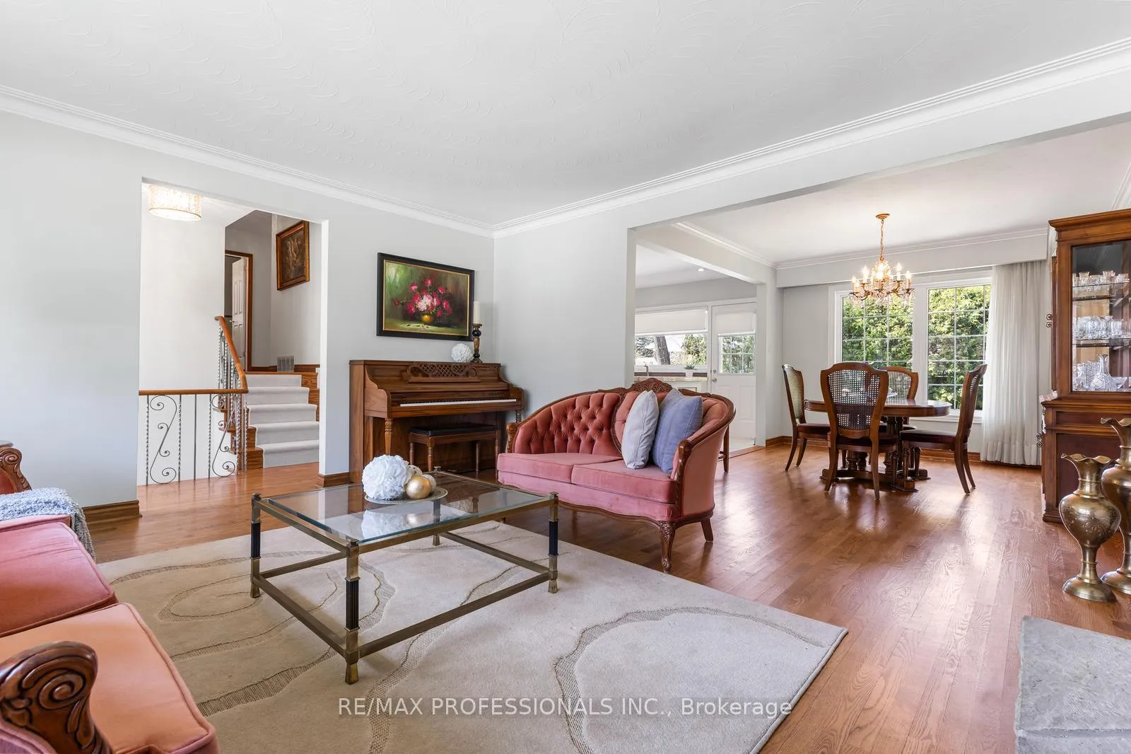 Photo 8 of 162 Lloyd Manor Road, Etobicoke, Princess-Rosethorn — HOMEH