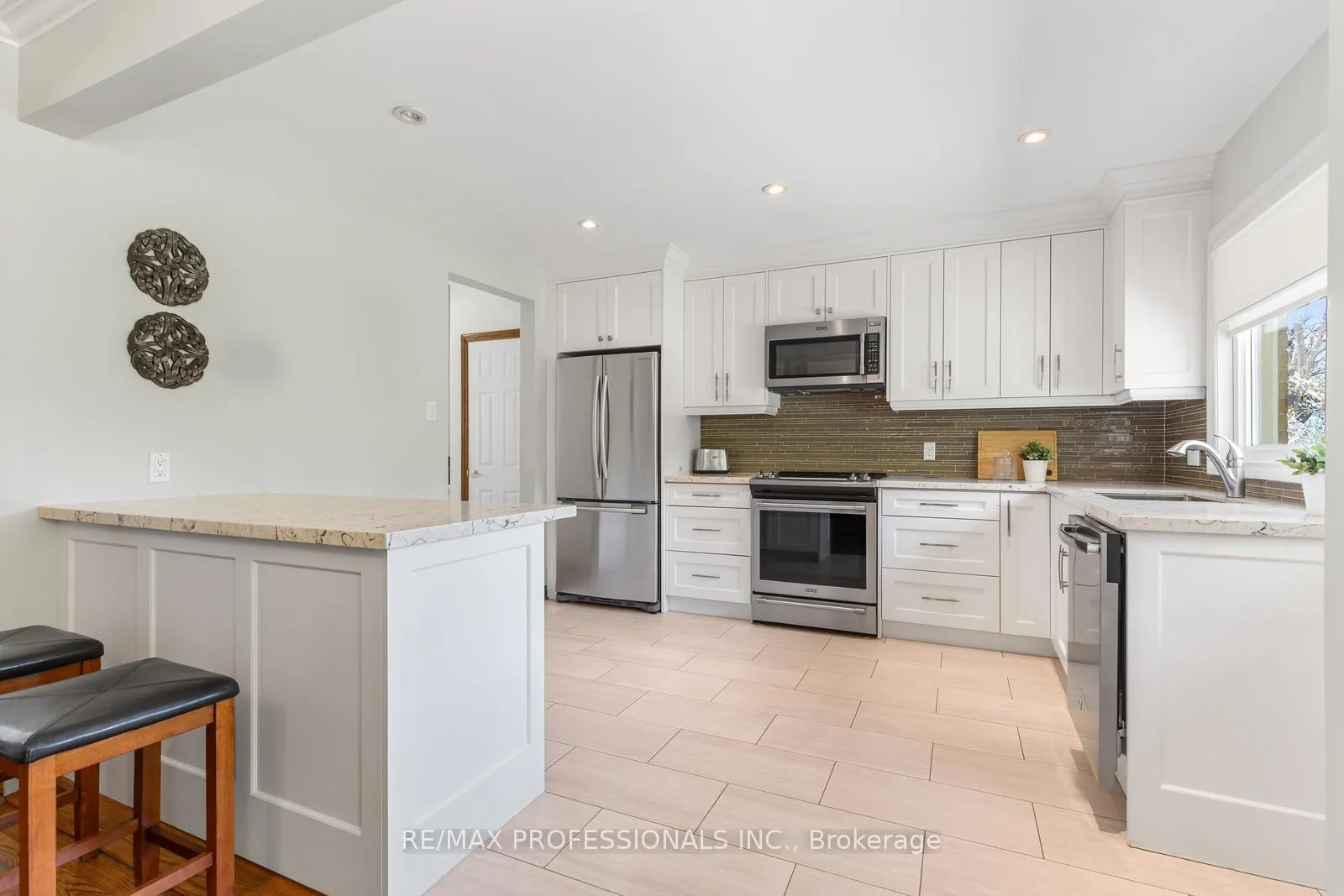 Photo 13 of 162 Lloyd Manor Road, Etobicoke, Princess-Rosethorn — HOMEH