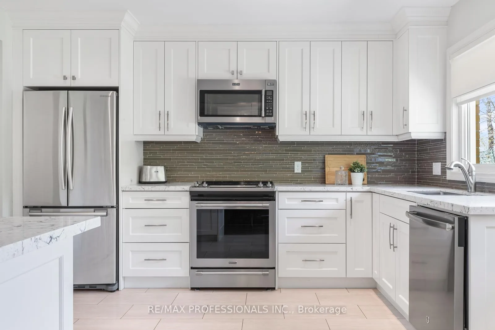 Photo 14 of 162 Lloyd Manor Road, Etobicoke, Princess-Rosethorn — HOMEH