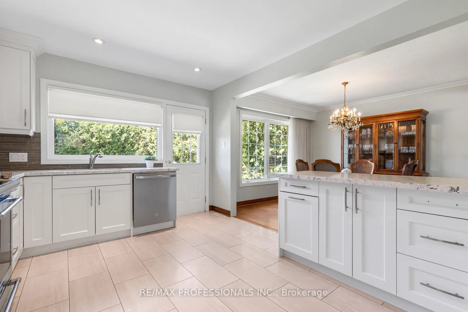 Photo 16 of 162 Lloyd Manor Road, Etobicoke, Princess-Rosethorn — HOMEH