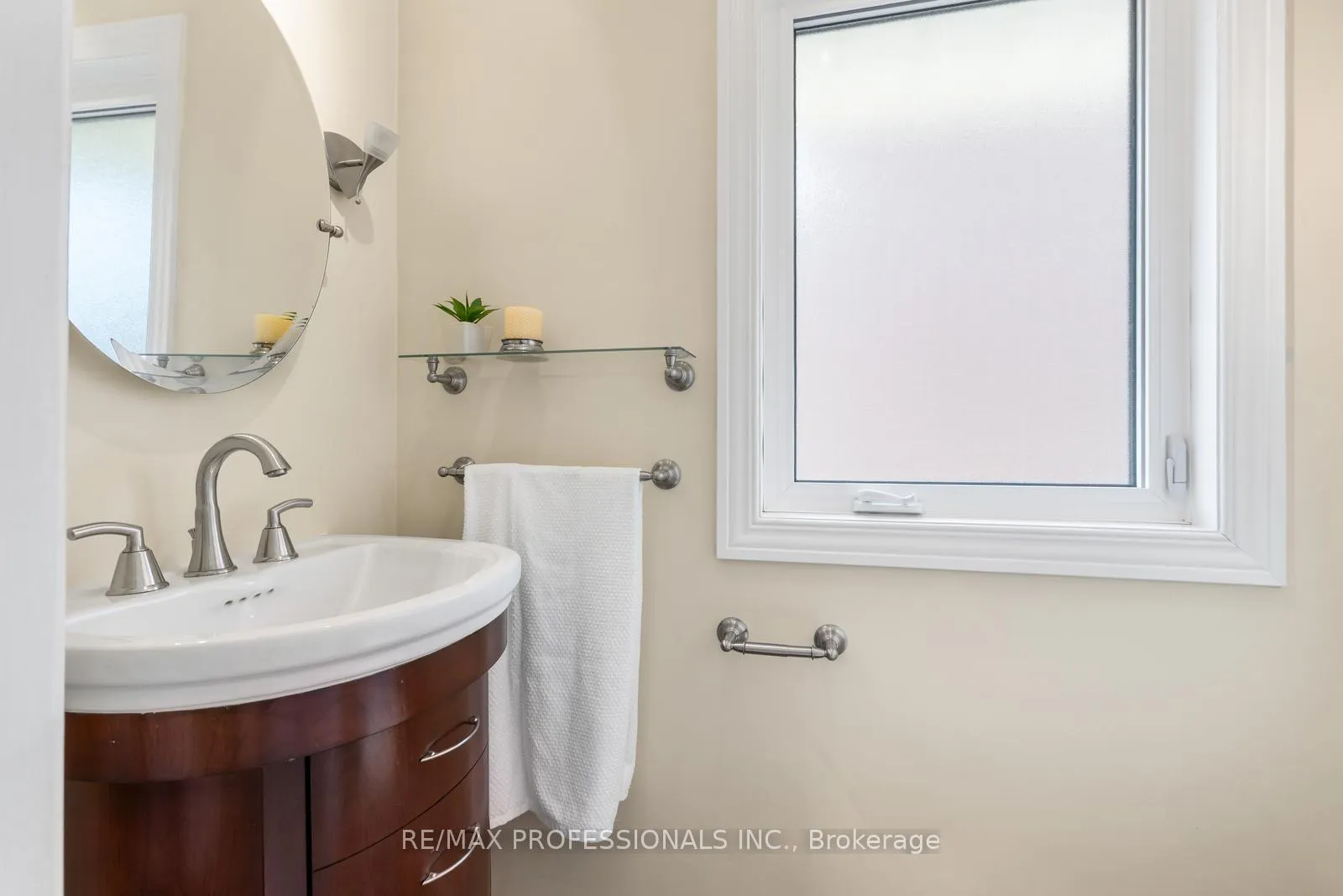 Photo 20 of 162 Lloyd Manor Road, Etobicoke, Princess-Rosethorn — HOMEH