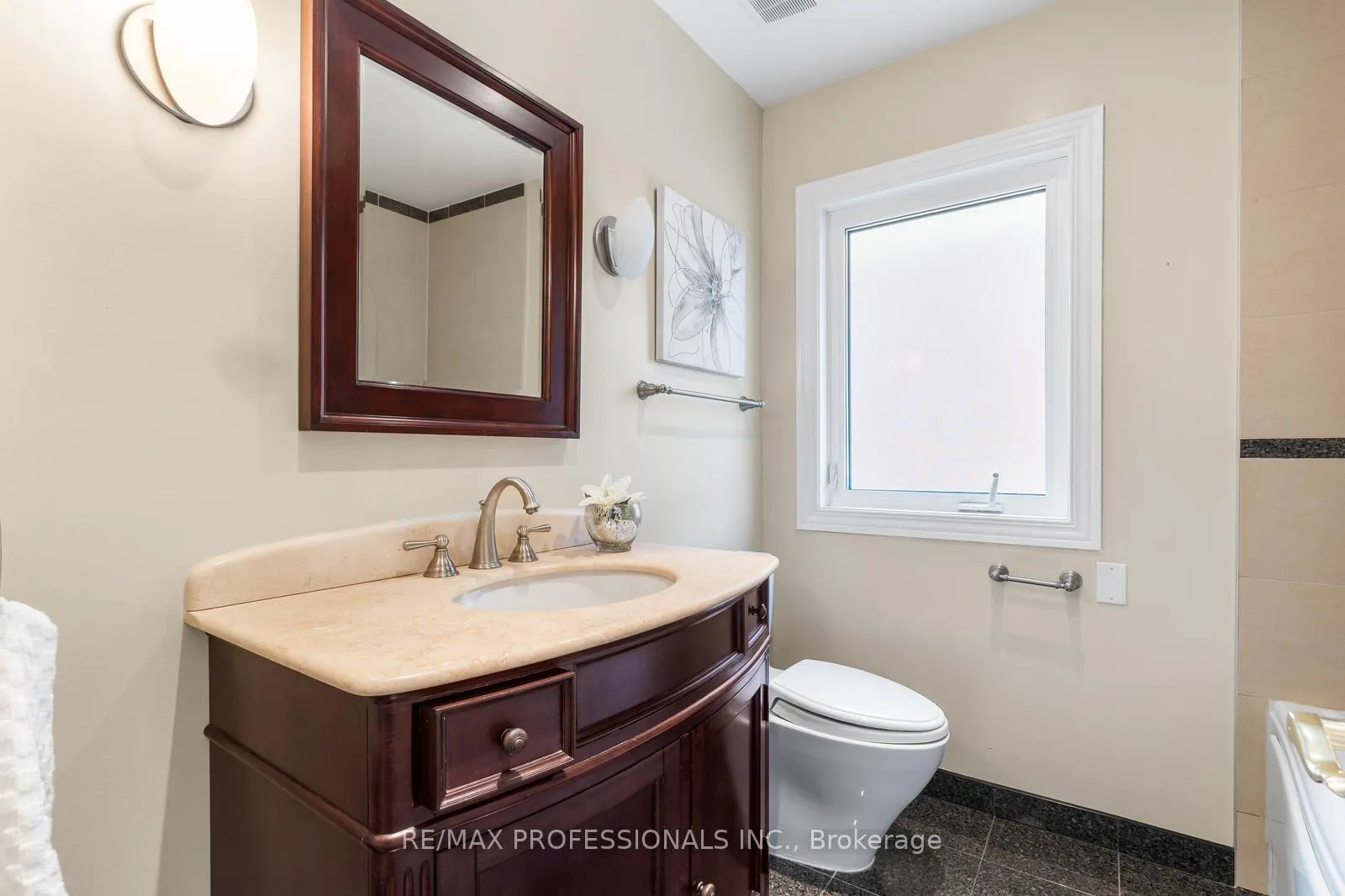 Photo 24 of 162 Lloyd Manor Road, Etobicoke, Princess-Rosethorn — HOMEH