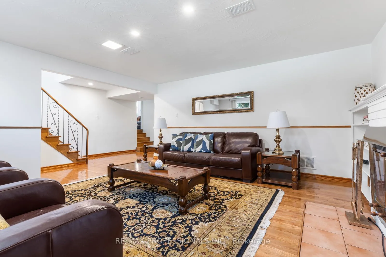 Photo 29 of 162 Lloyd Manor Road, Etobicoke, Princess-Rosethorn — HOMEH