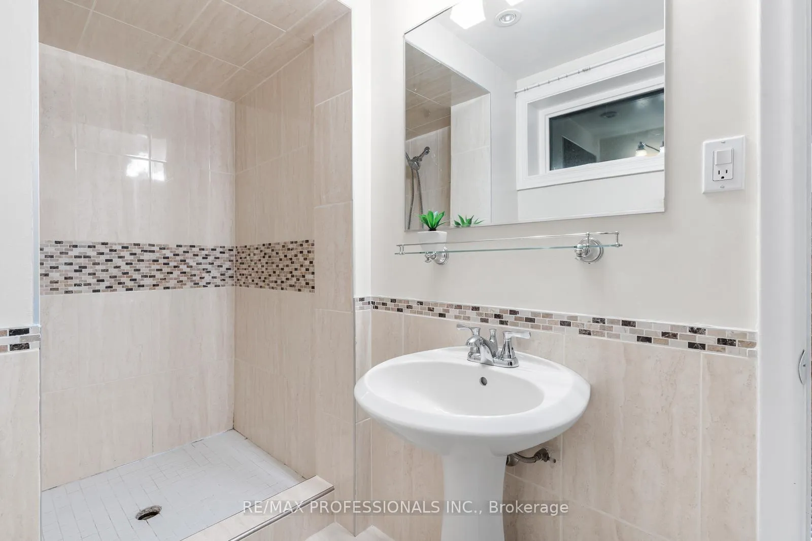 Photo 31 of 162 Lloyd Manor Road, Etobicoke, Princess-Rosethorn — HOMEH