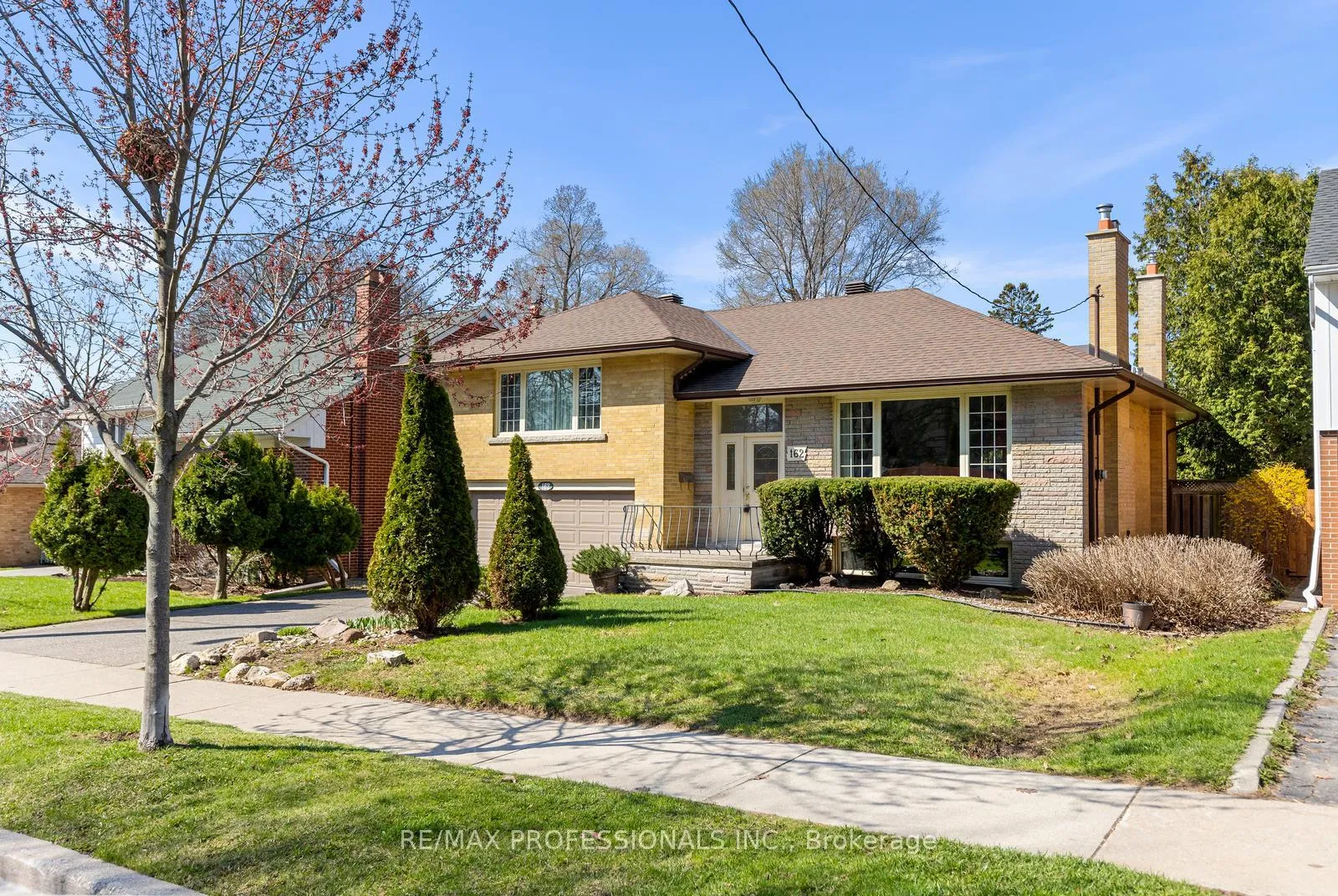 Photo 41 of 162 Lloyd Manor Road, Etobicoke, Princess-Rosethorn — HOMEH