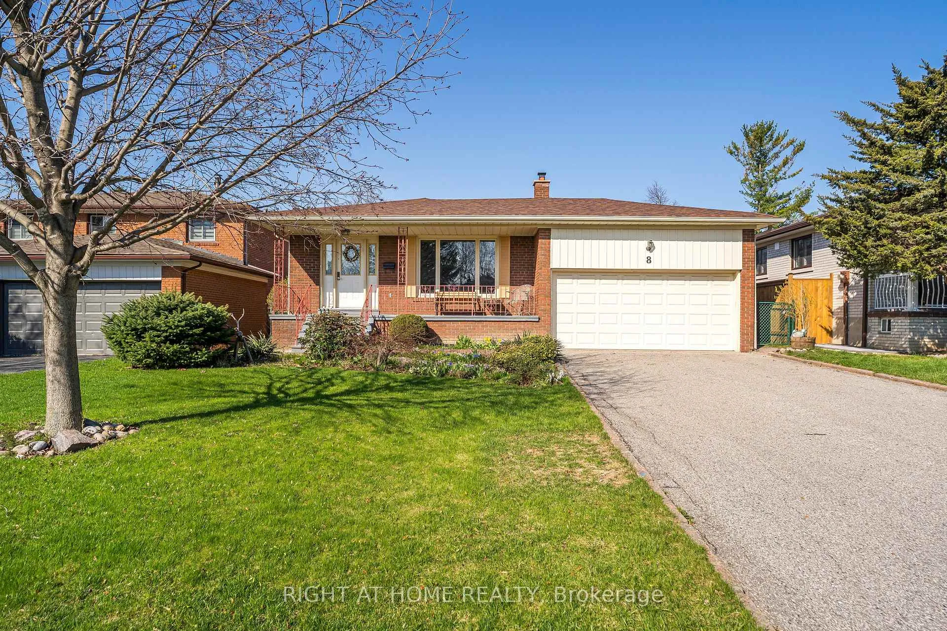 Photo 2 of 8 Mira Road, Markham, Thornhill — HOMEH