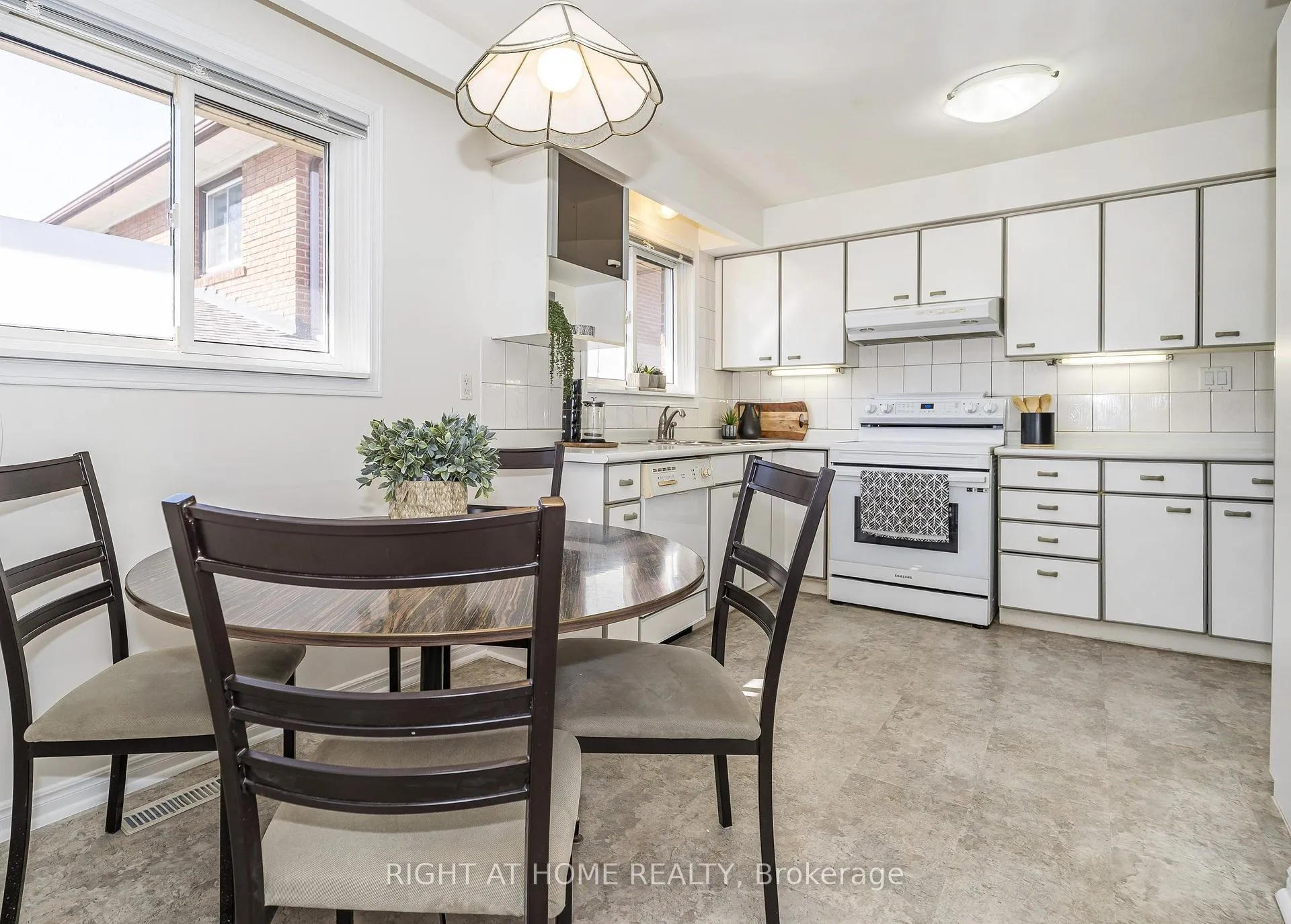 Photo 7 of 8 Mira Road, Markham, Thornhill — HOMEH