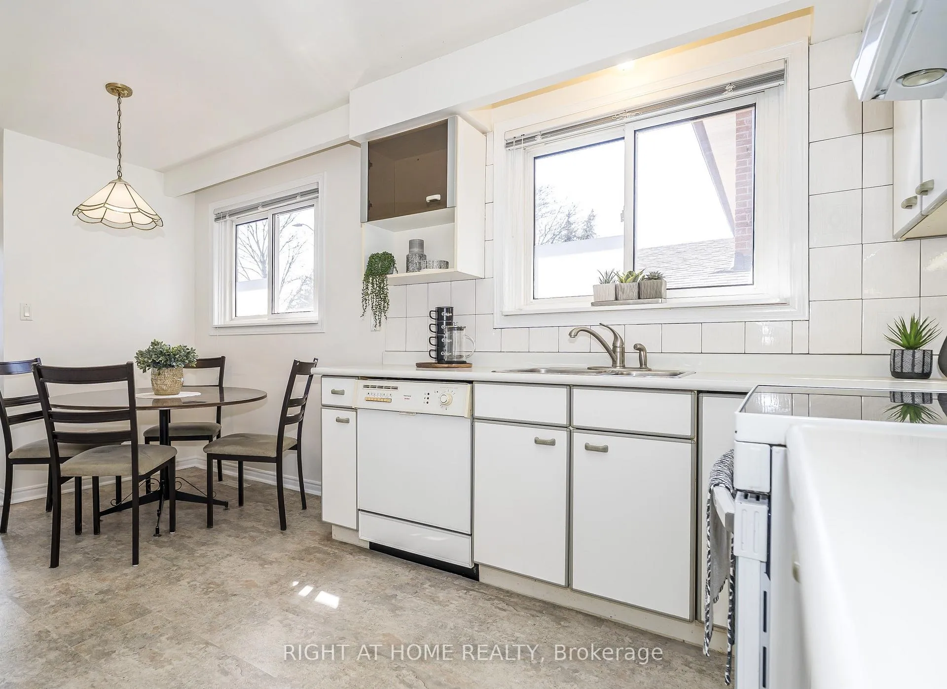Photo 9 of 8 Mira Road, Markham, Thornhill — HOMEH