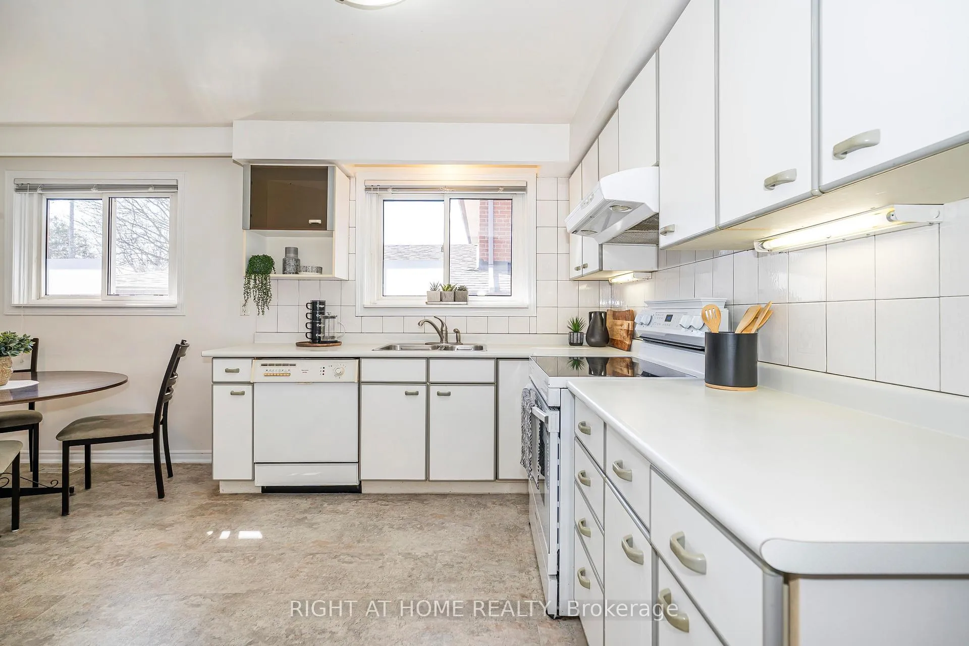 Photo 10 of 8 Mira Road, Markham, Thornhill — HOMEH