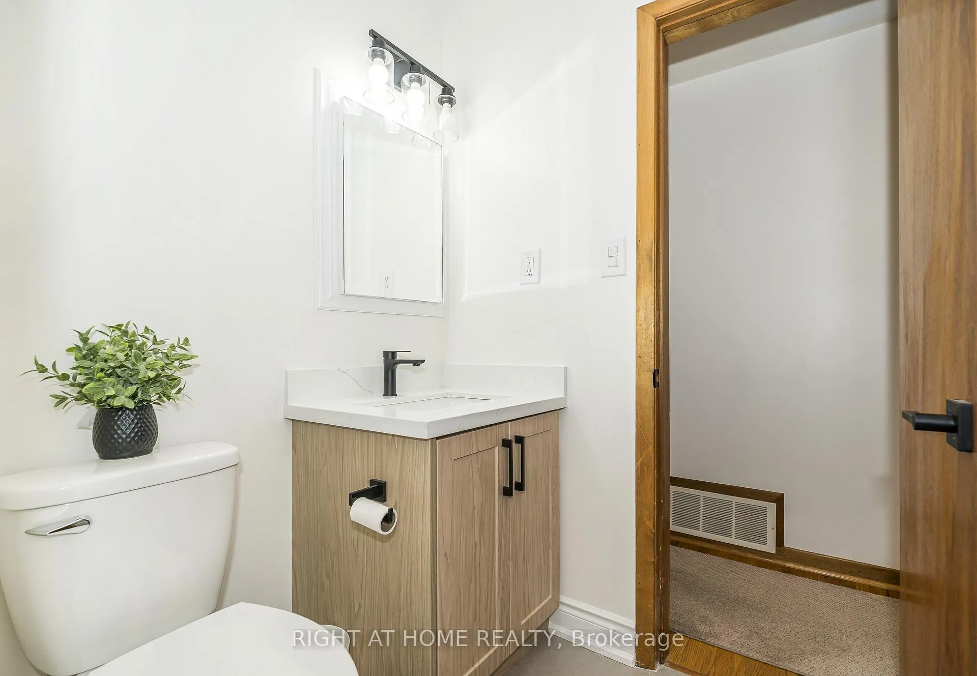 Photo 20 of 8 Mira Road, Markham, Thornhill — HOMEH