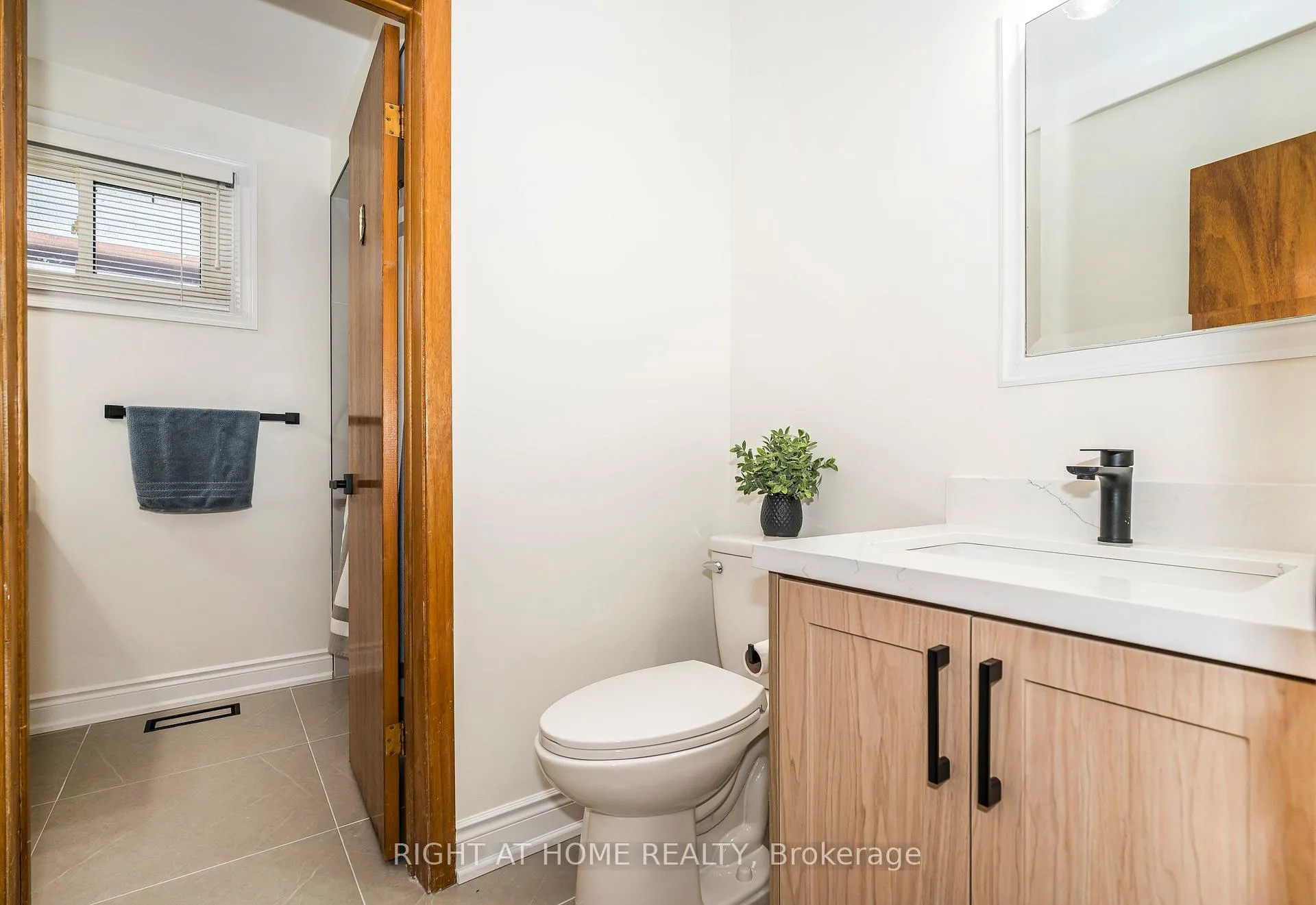 Photo 23 of 8 Mira Road, Markham, Thornhill — HOMEH