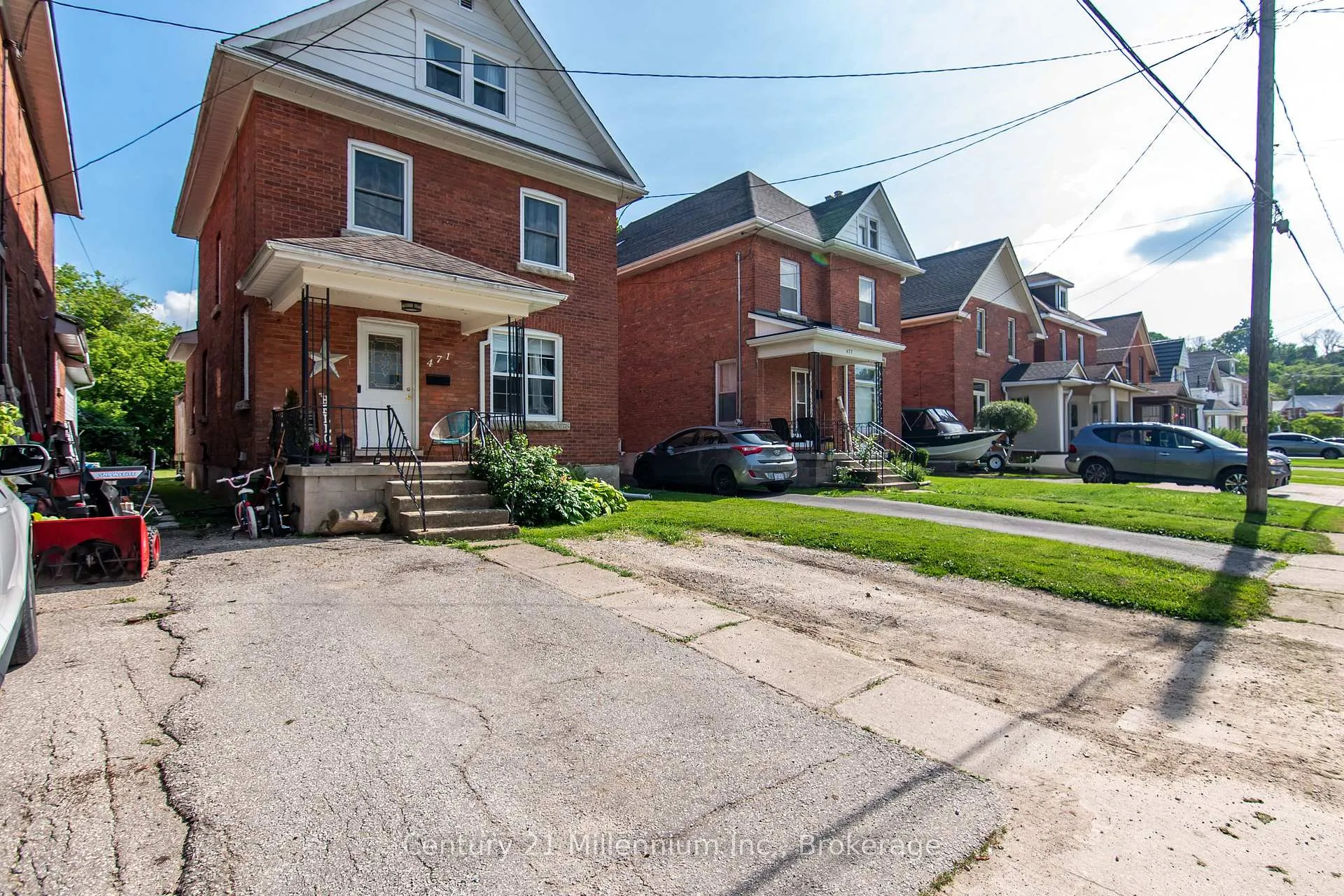 Front of 471 13th A Street W