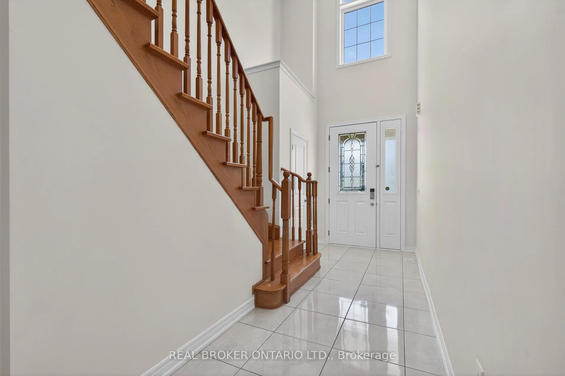 Photo 3 of 27 Fingland Crescent, Hamilton, Waterdown — HOMEH