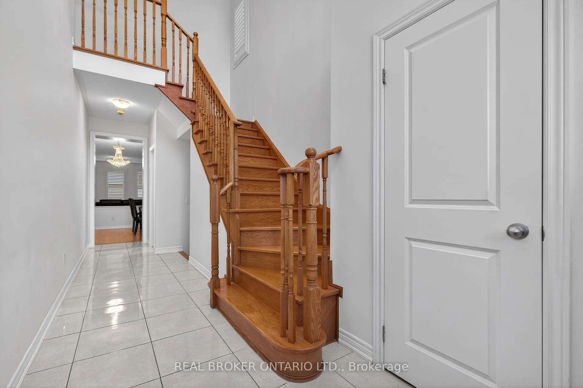 Photo 4 of 27 Fingland Crescent, Hamilton, Waterdown — HOMEH