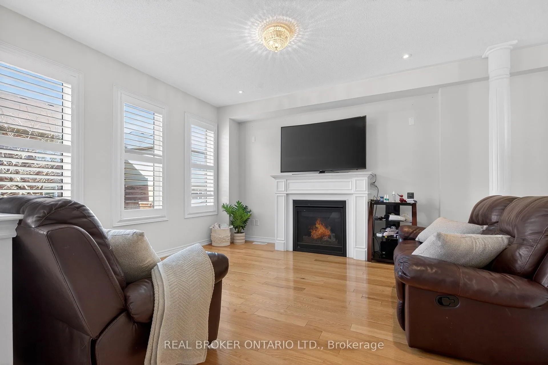 Photo 7 of 27 Fingland Crescent, Hamilton, Waterdown — HOMEH