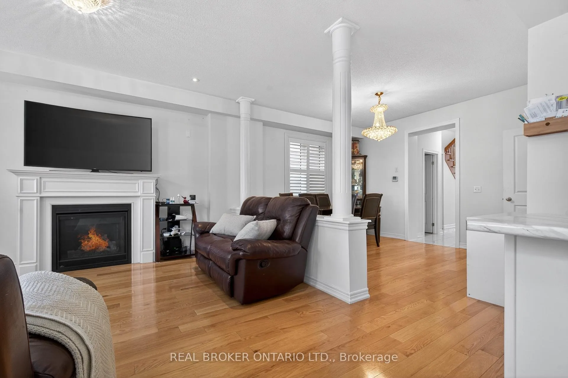 Photo 9 of 27 Fingland Crescent, Hamilton, Waterdown — HOMEH