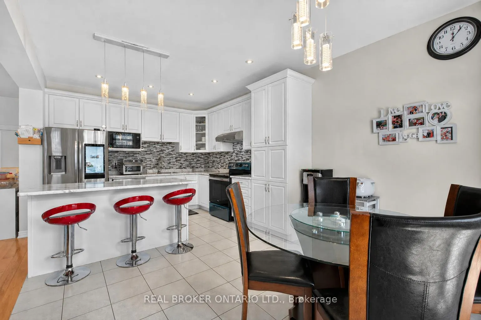 Photo 12 of 27 Fingland Crescent, Hamilton, Waterdown — HOMEH
