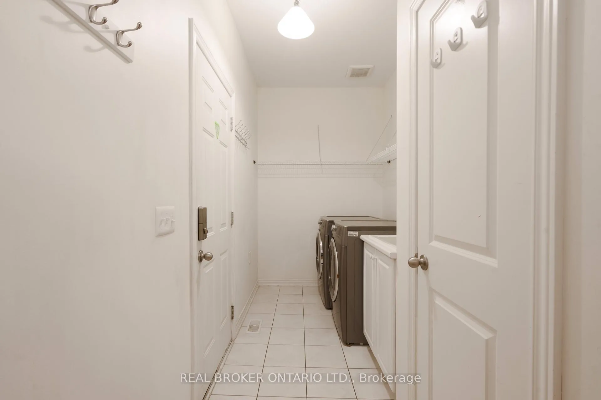 Photo 15 of 27 Fingland Crescent, Hamilton, Waterdown — HOMEH