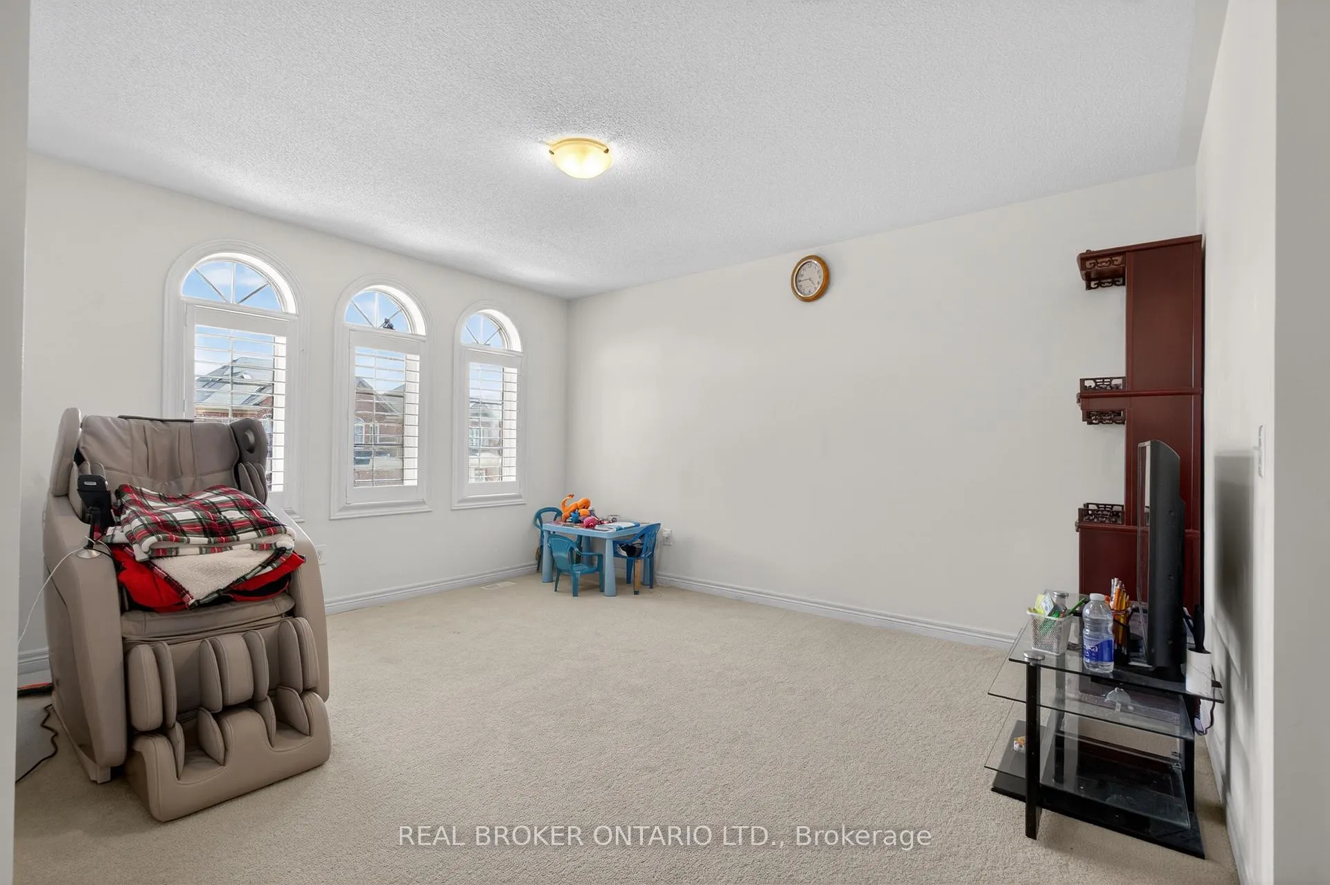 Photo 18 of 27 Fingland Crescent, Hamilton, Waterdown — HOMEH