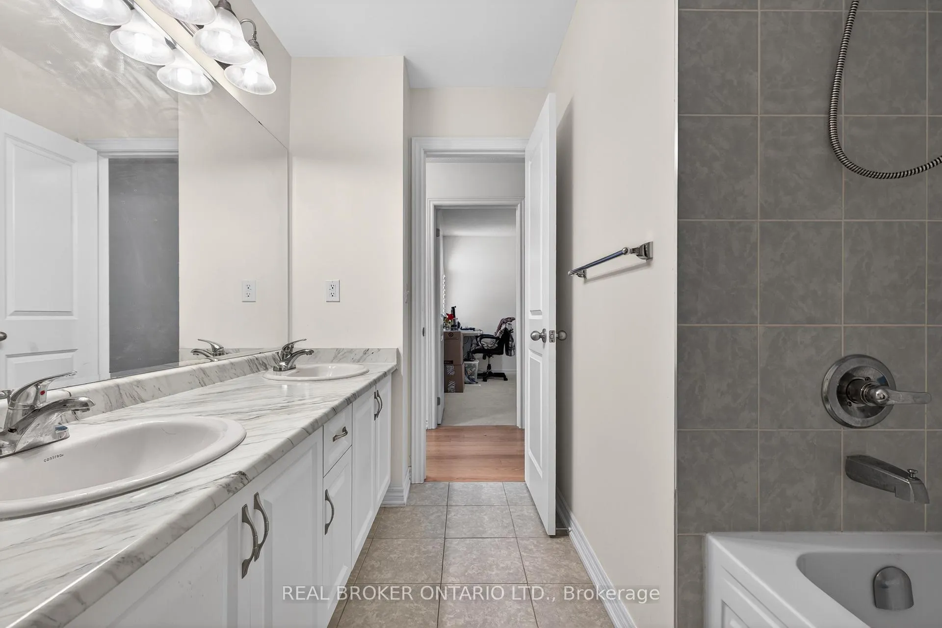 Photo 22 of 27 Fingland Crescent, Hamilton, Waterdown — HOMEH