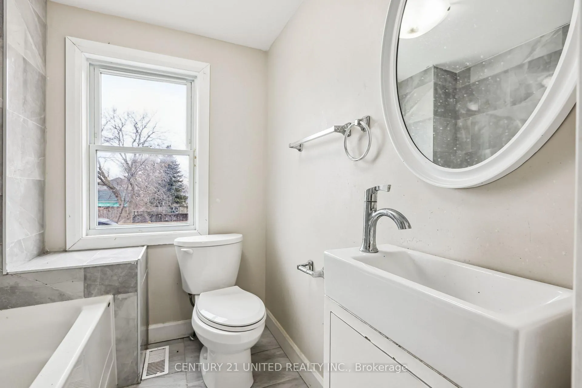 Photo 3 of Unit 2, 19 Bailey Street, St. Catharines, Western Hill — HOMEH
